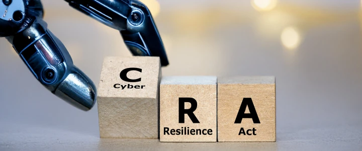 Würfel bilden den Ausdruck Cyber Resilience Act (CRA)